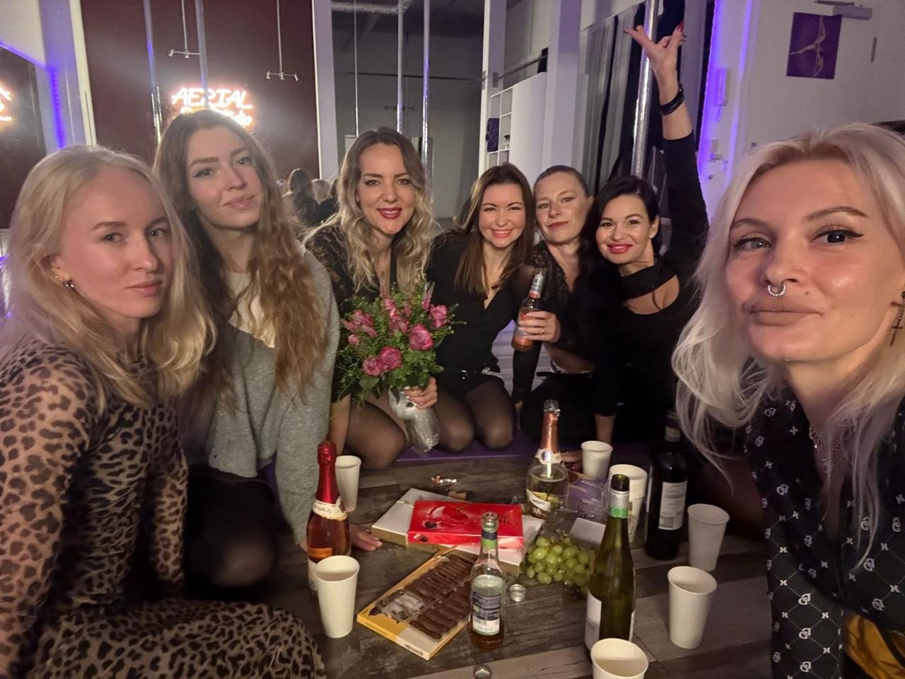 Feier mit Blumen und Sekt im Studio