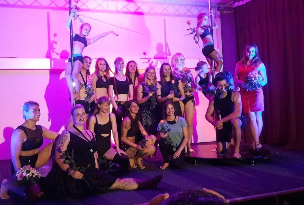Gruppenfoto auf der Bühne im Aerial Sportstudio