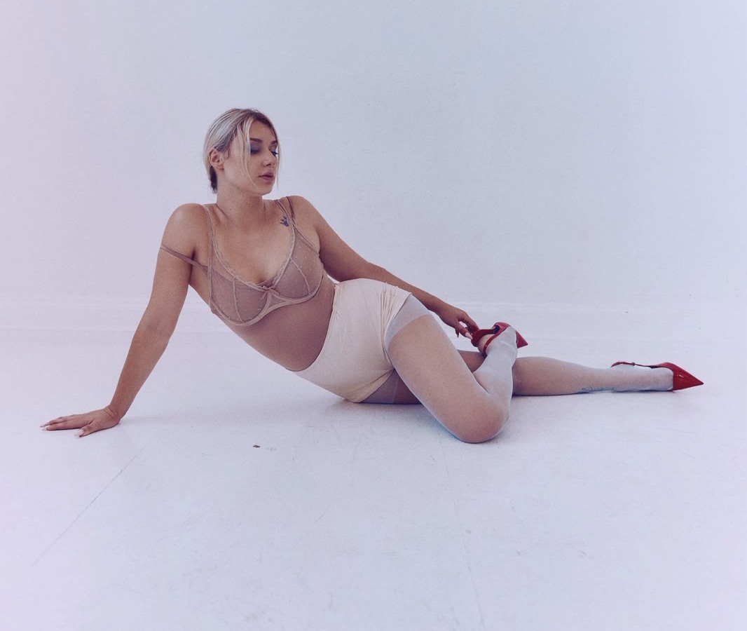 Tänzerin im FEM Heels Style im Studio