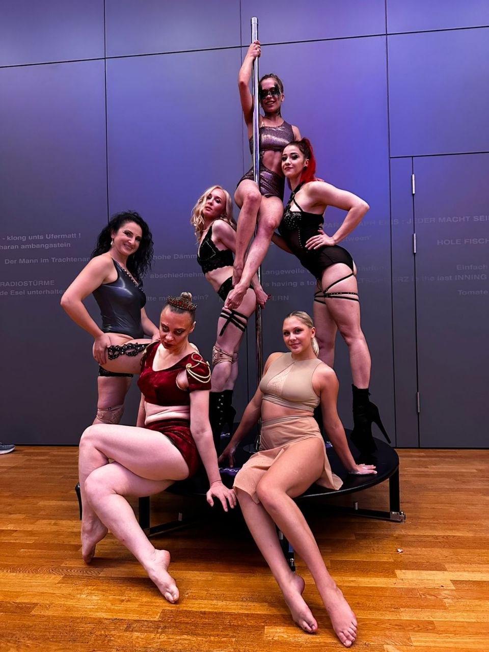 Gruppenfoto in Bühnenkostümen im Aerial Sportstudio