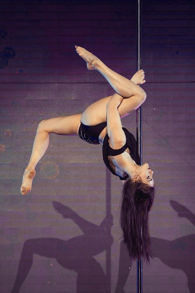 Poledance-Trainerin an der Stange im Aerial Sportstudio
